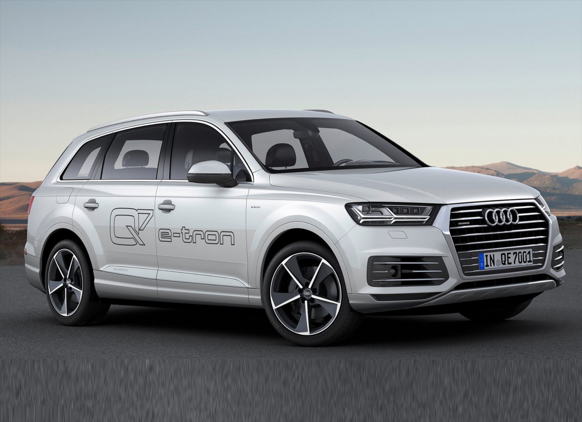 Audi Q7 e-tron 3.0 TDI Quattro εν κινήσει… (VIDEO)