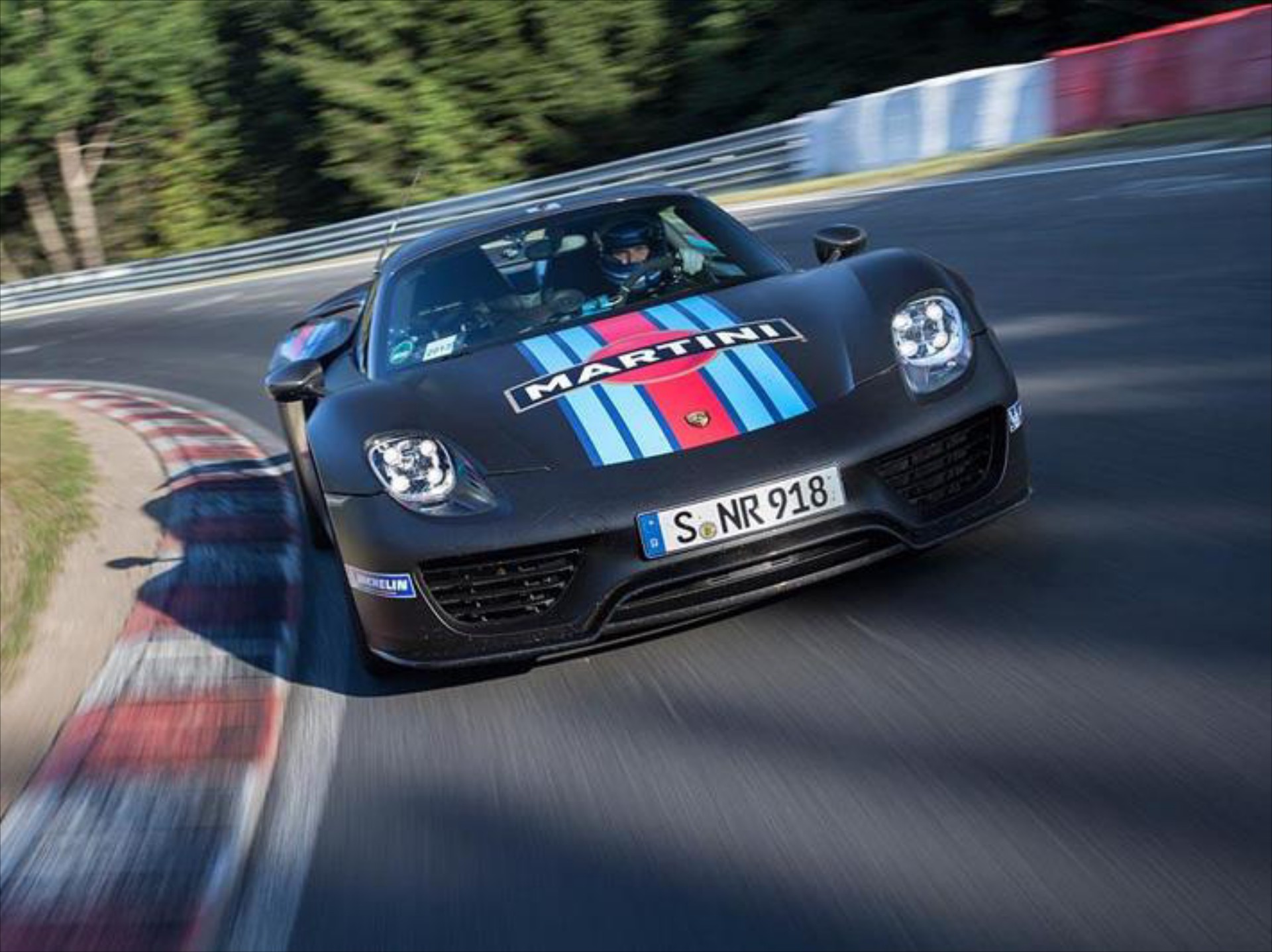 Ένας γρήγορος γύρος με μια Porsche 918 Spyder (VIDEO)