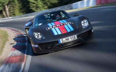 Ένας γρήγορος γύρος με μια Porsche 918 Spyder (VIDEO)