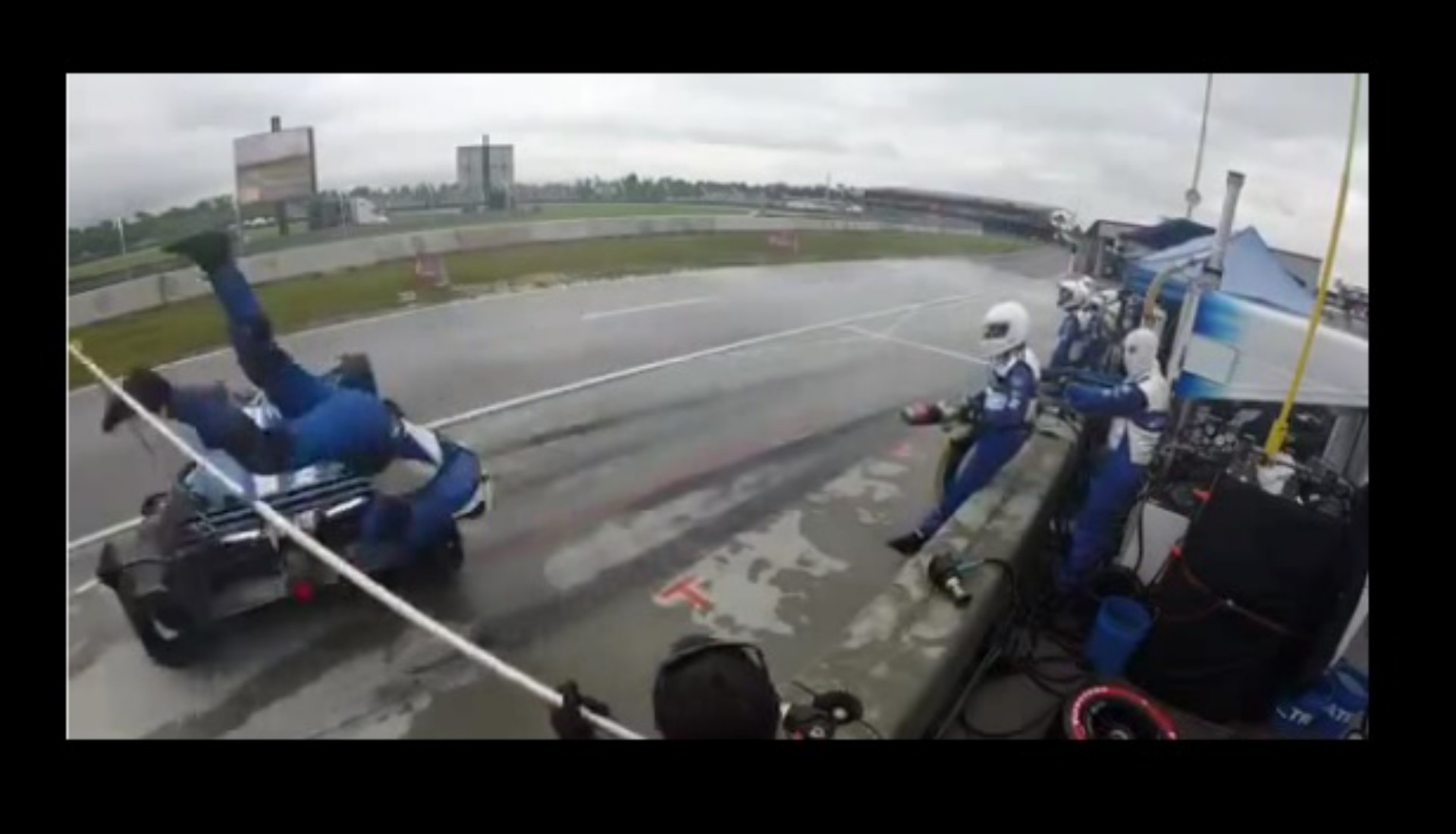 Video: IndyCar χτυπά μηχανικό στα pits
