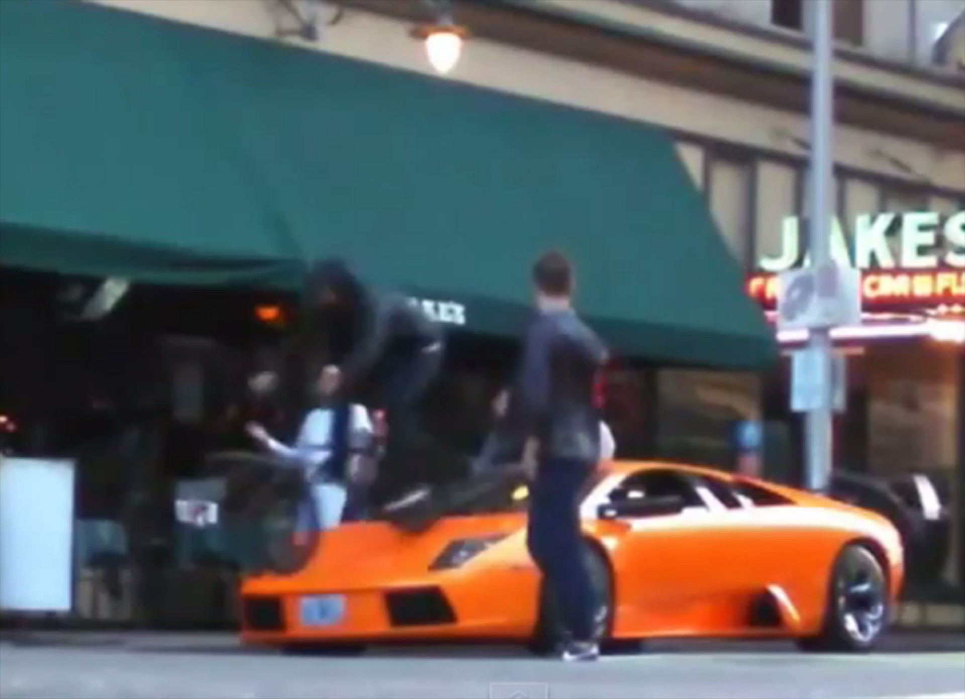 Lamborghini VS ποδήλατο (VIDEO)
