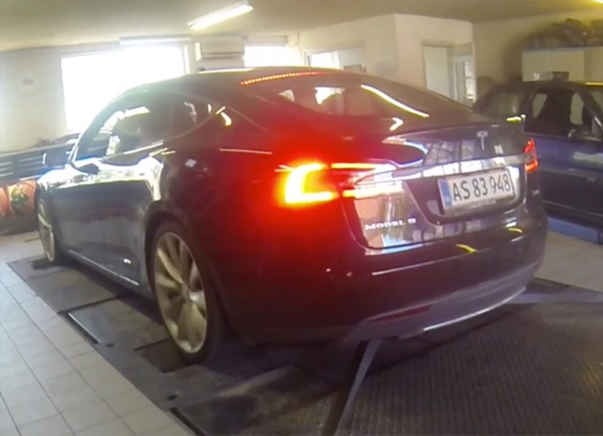 Ένα Tesla καταστρέφει το δυναμόμετρο (VIDEO)