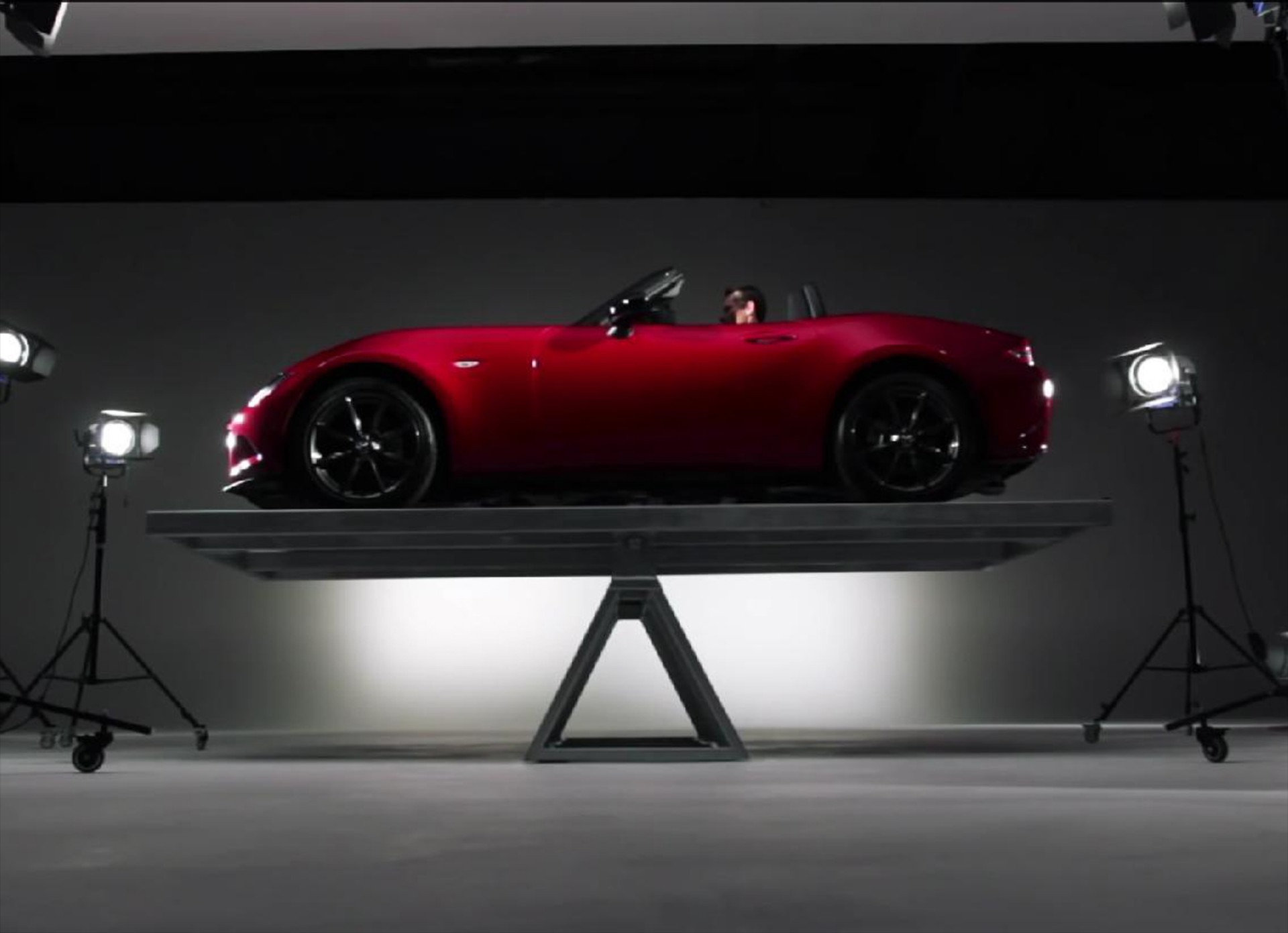 MX-5: H απόλυτη κατανομή βάρους (VIDEO)