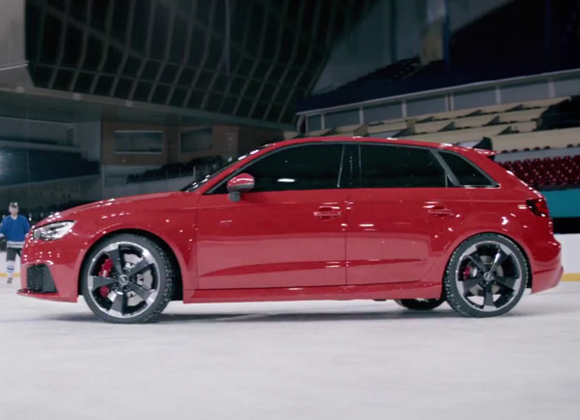 To νέο Audi RS3 παίζει Ice Hockey (VIDEO)