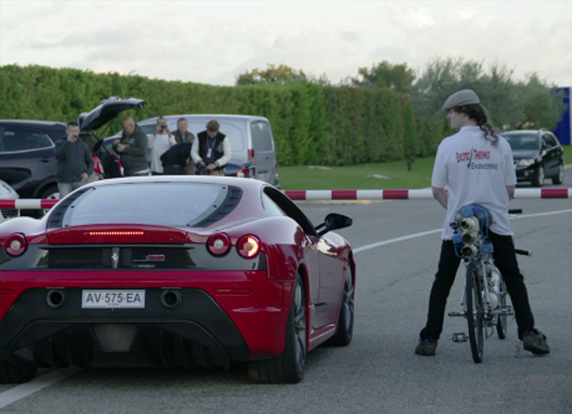Ποδήλατο VS Ferrari (VIDEO)