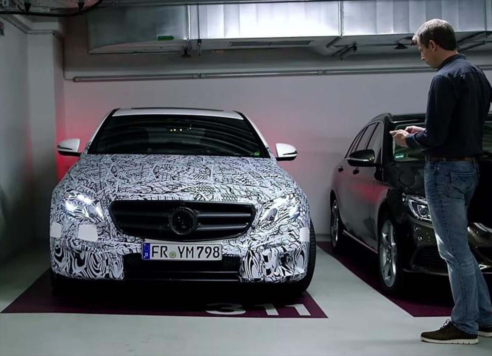 H νέα Mercedes-Benz E-Class ξέρει να παρκάρει μόνη της (VIDEO)