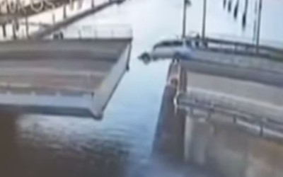 Έκανε… βουτιά στη θάλασσα (VIDEO)