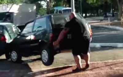 Ποδηλάτης σηκώνει ένα αυτοκίνητο... με τα χέρια (VIDEO)