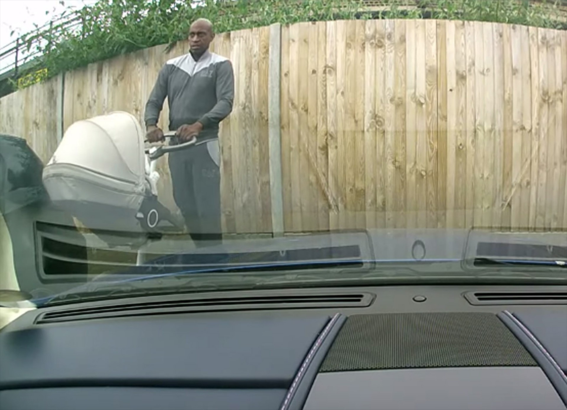 Όταν είσαι κομπλεξικός, αυτά κάνεις! (VIDEO)