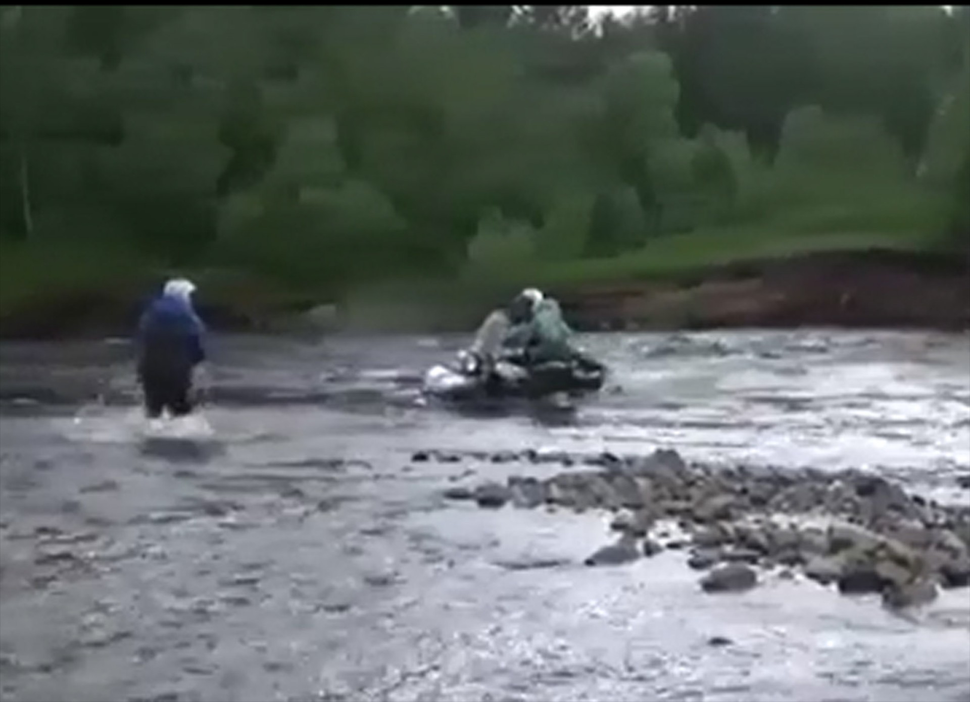 Διασχίζουν οι μοτοσικλέτες τα ποτάμια; (VIDEO)