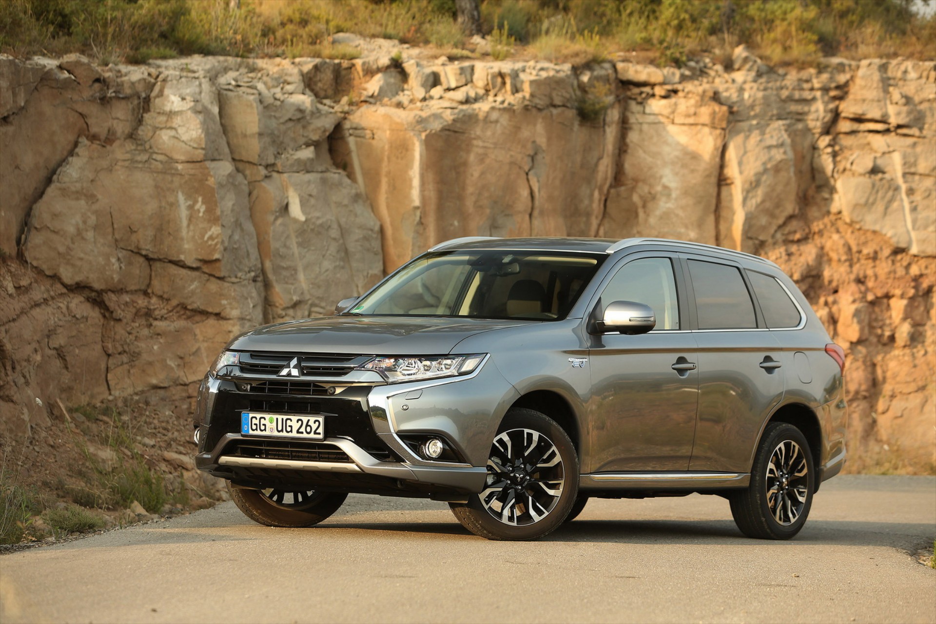 Νέο υβριδικό Mitsubishi Outlander PHEV 2016