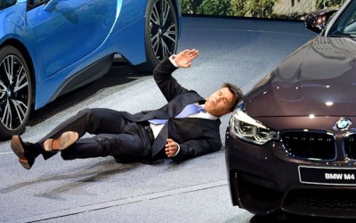Ο CEO της BMW κατέρρευσε επί σκηνής στη Φρανκφούρτη (VIDEO)