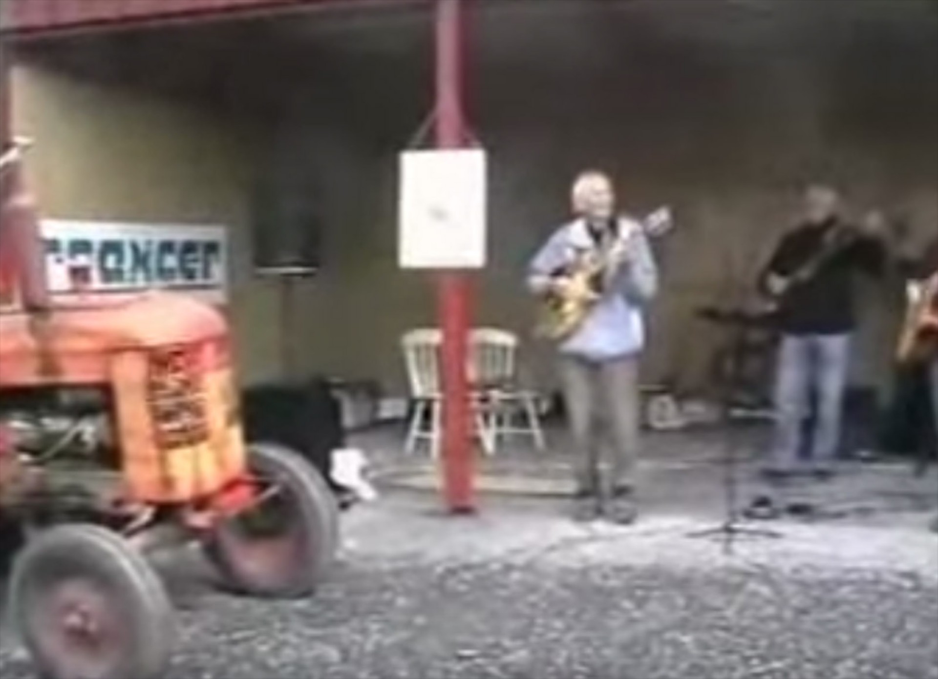Και στα κρουστά… το τρακτέρ! (VIDEO)