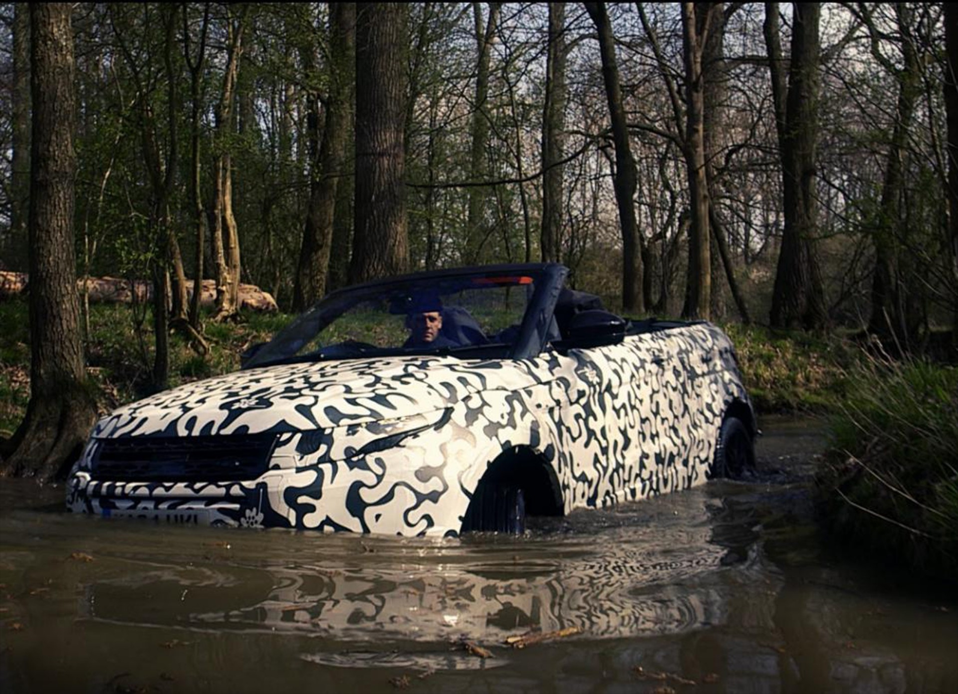 Νέο Evoque Cabrio «βουτάει» στα βαθιά (VIDEO)