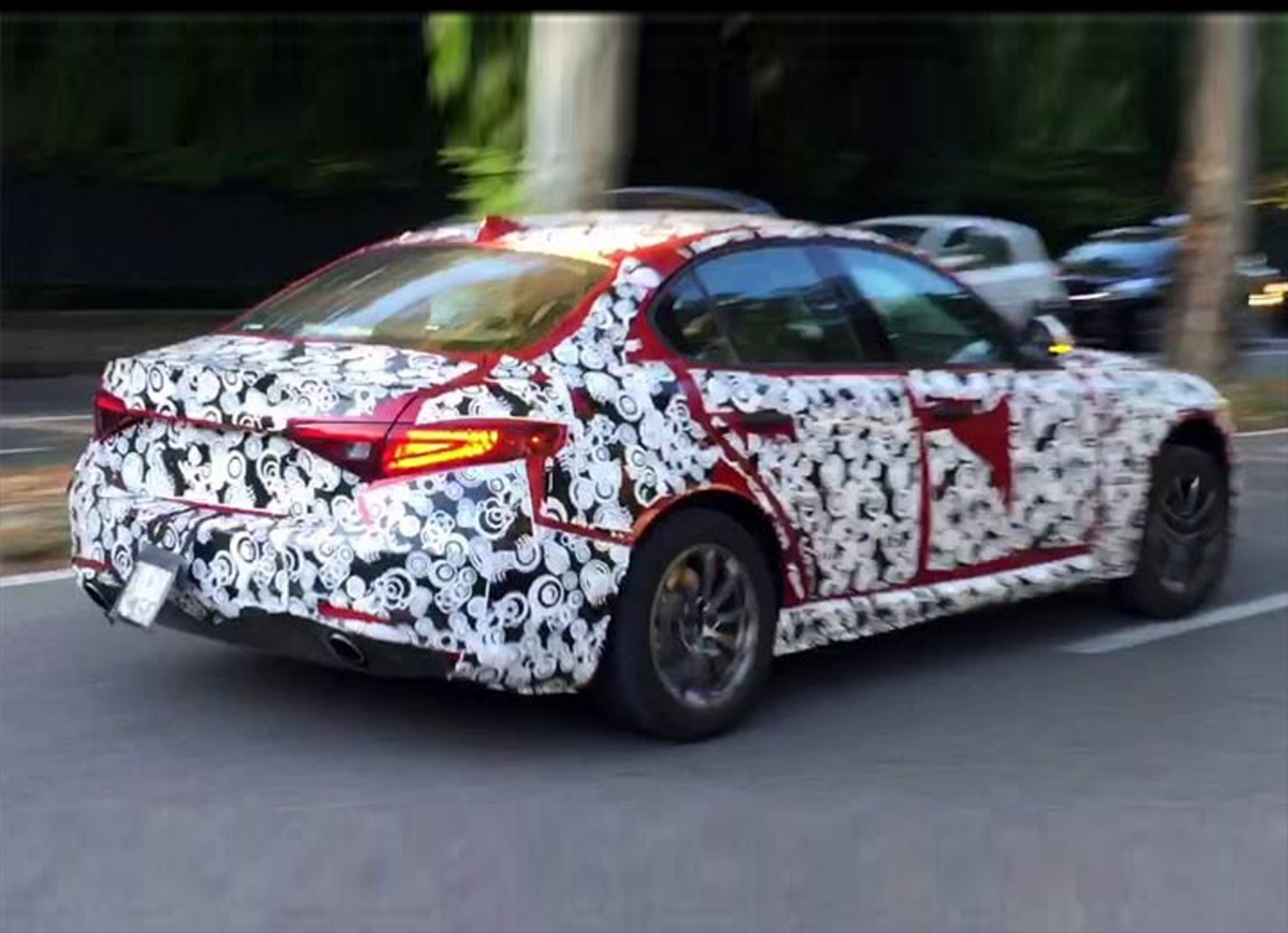 Στο δρόμο η «απλή» Alfa Romeo Giulia (VIDEO)
