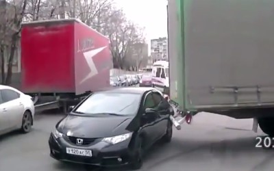 Φορτηγό «αρπάζει» καταλάθος ένα Honda Civic (VIDEO)