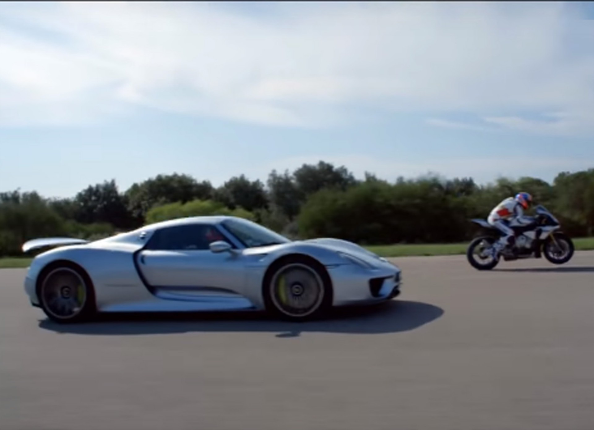 Porsche 918 Spyder VS Yamaha R1 (Video)