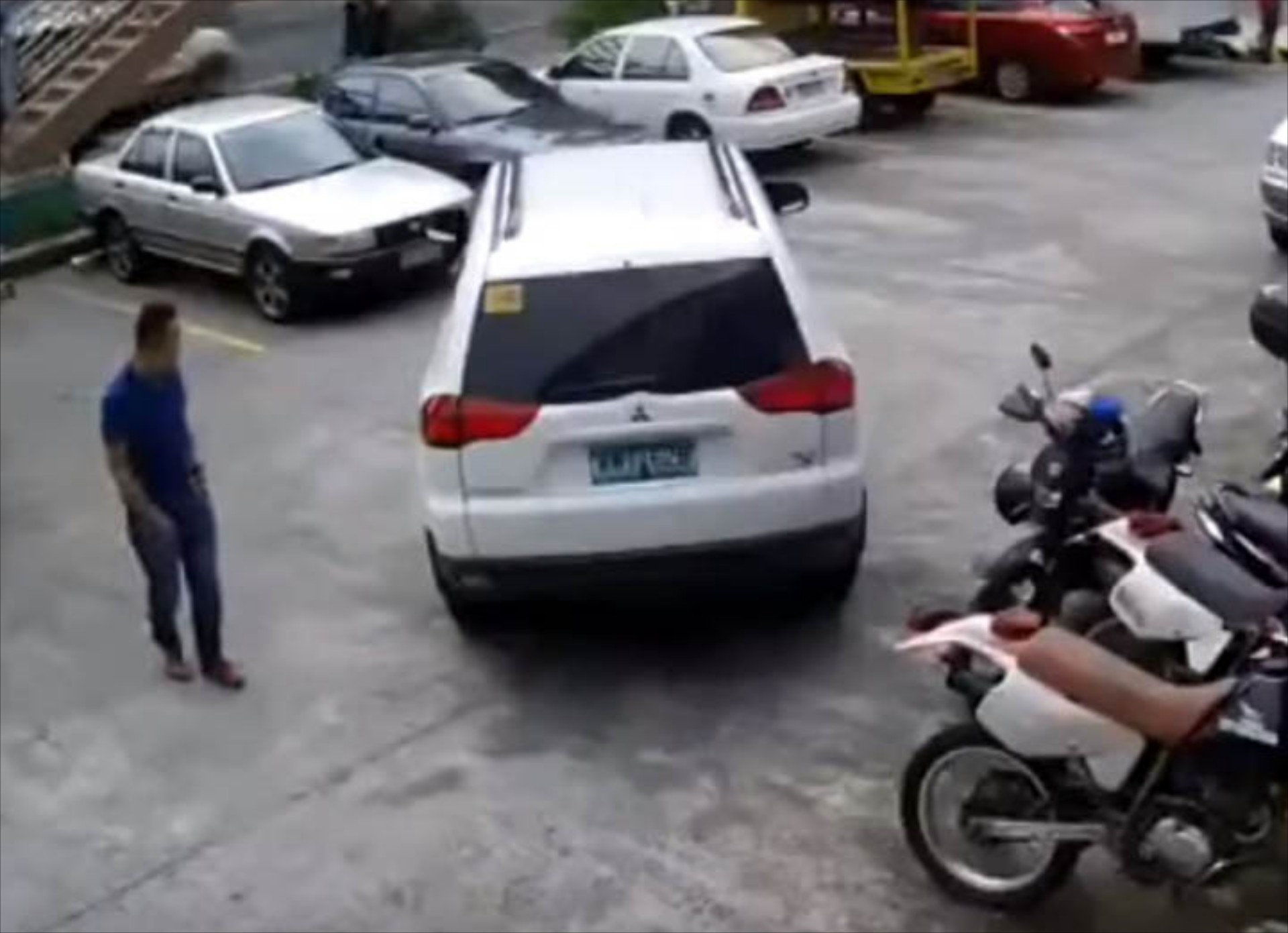 Ένα παρκάρισμα σκέτη καταστροφή (video)