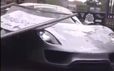 Πινακίδα πέφτει επάνω σε Porsche 918 Spyder (Video)