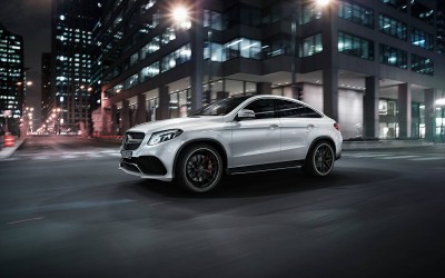 Η Mercedes-Benz έβαλε τα γιορτινά της