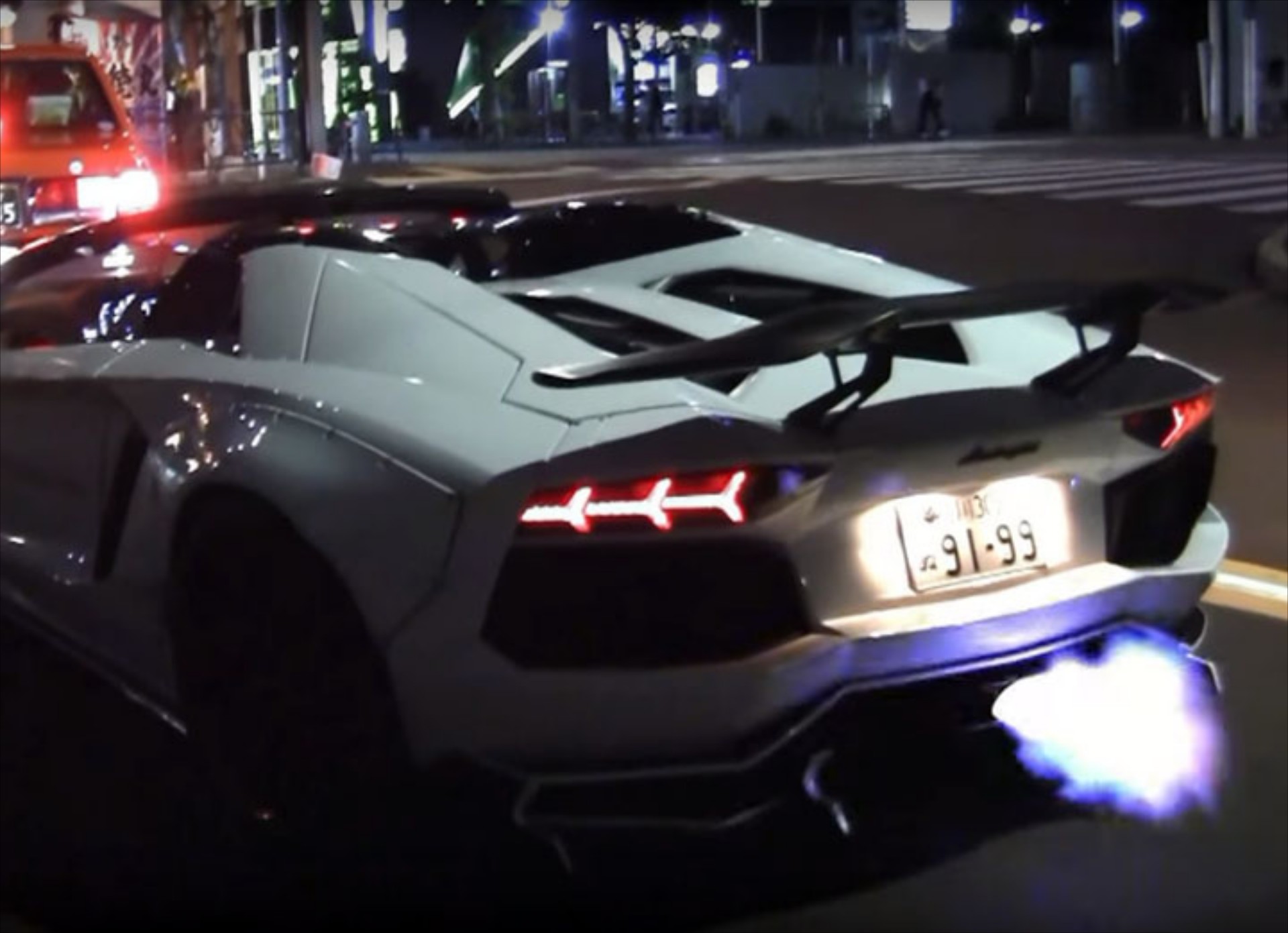 Μια Lamborghini Aventador… φλογοβόλο (video)