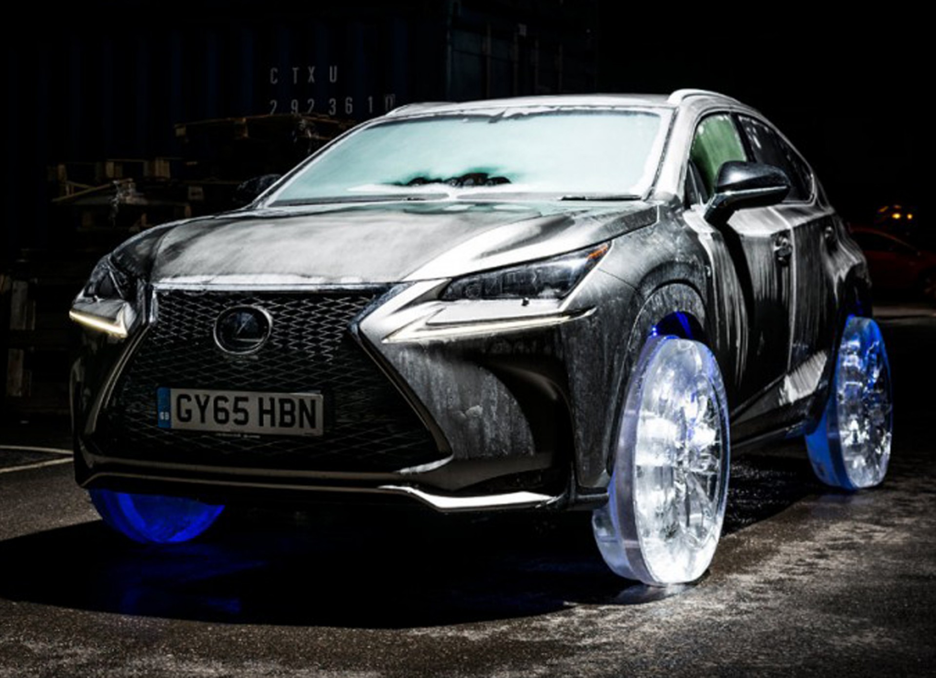 Lexus NX με τροχούς από… πάγο! (Video)