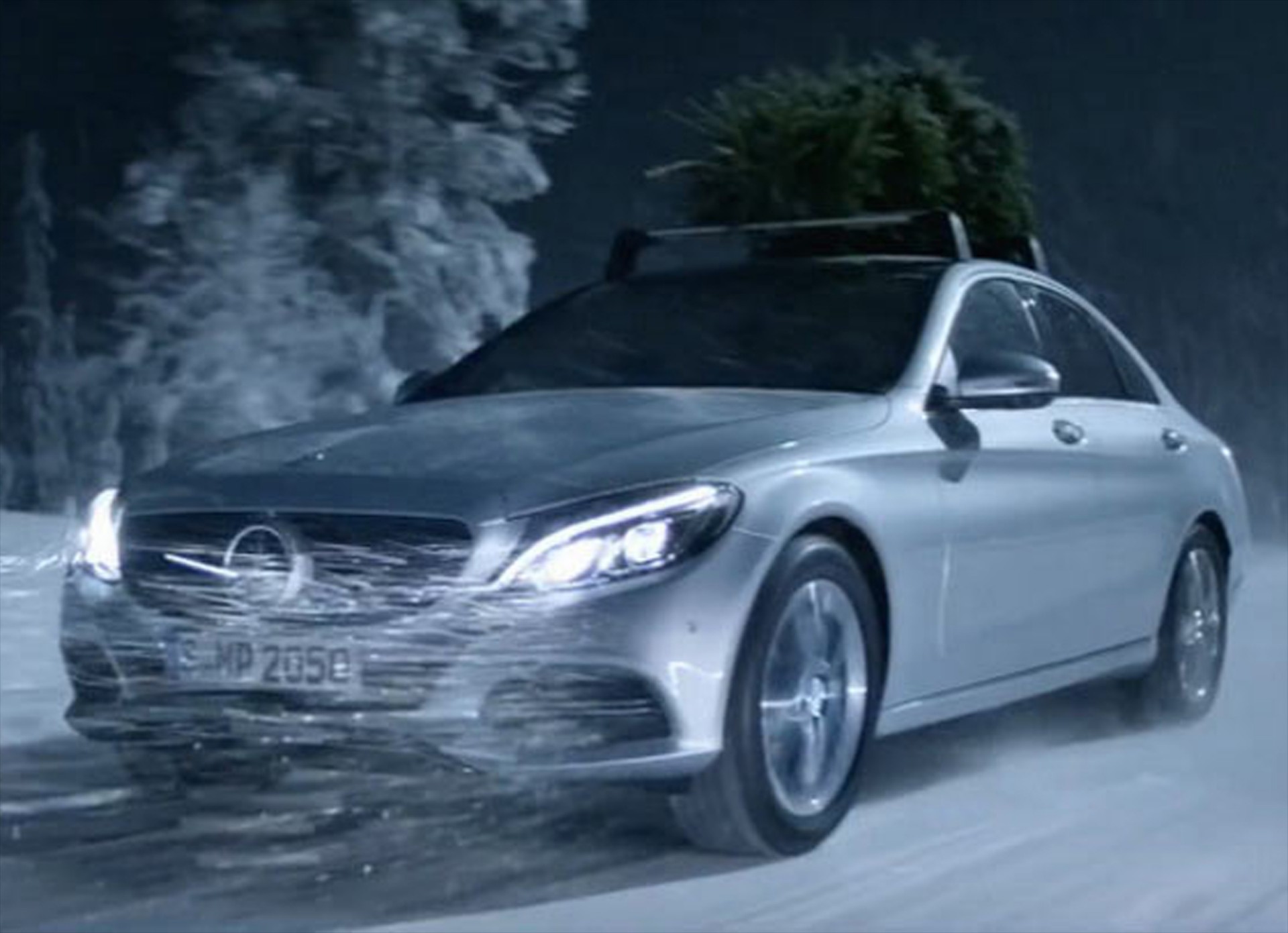 Μια «ήσυχη νύχτα» υπόσχεται η Mercedes-Benz (Video)