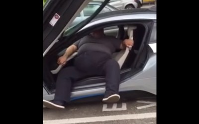 Εύσωμος τύπος προσπαθεί να βγει από BMW i8 (Video)