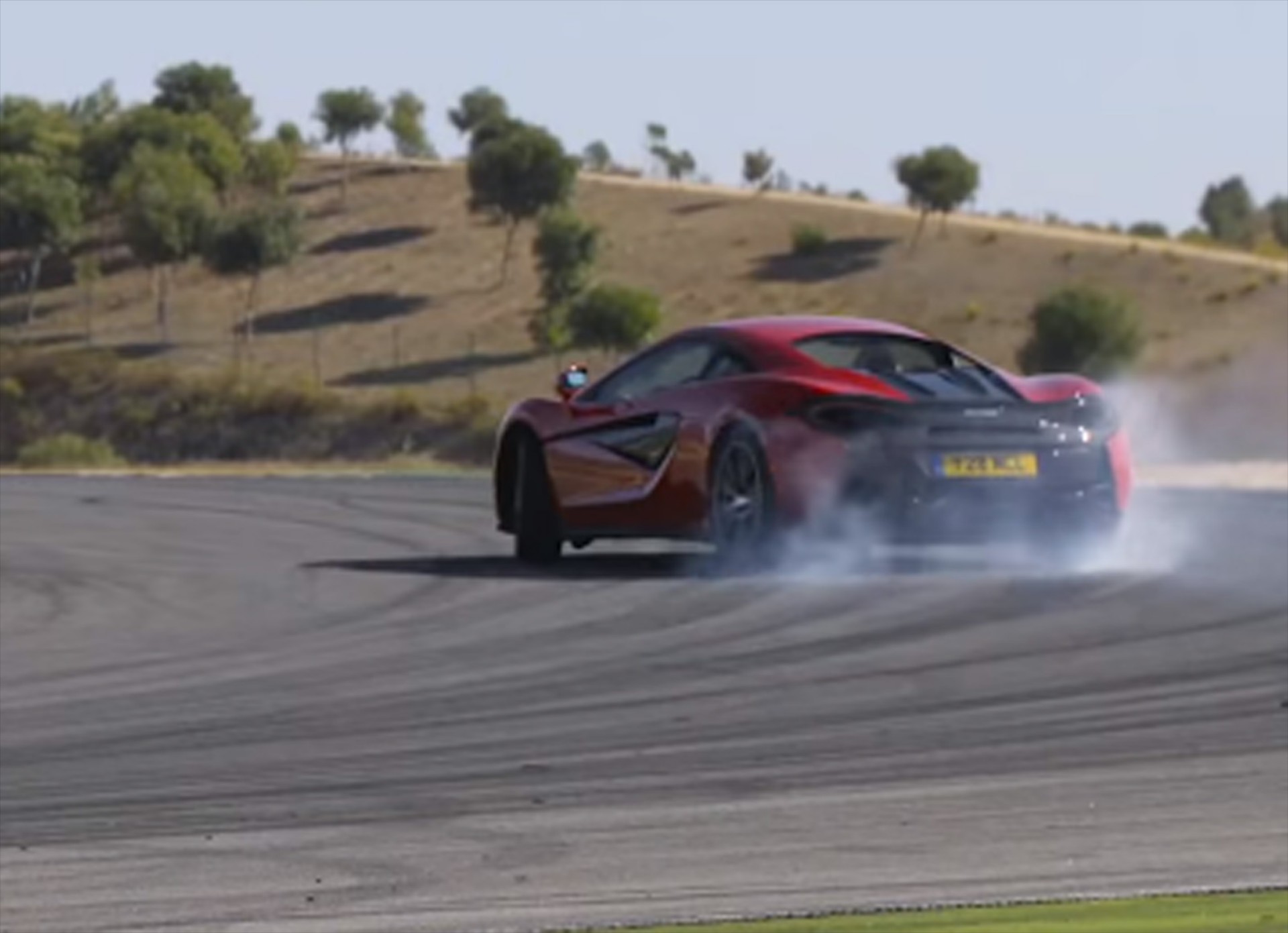 Τι κάνει ένας κάτοχος μιας McLaren 570S; (Video)
