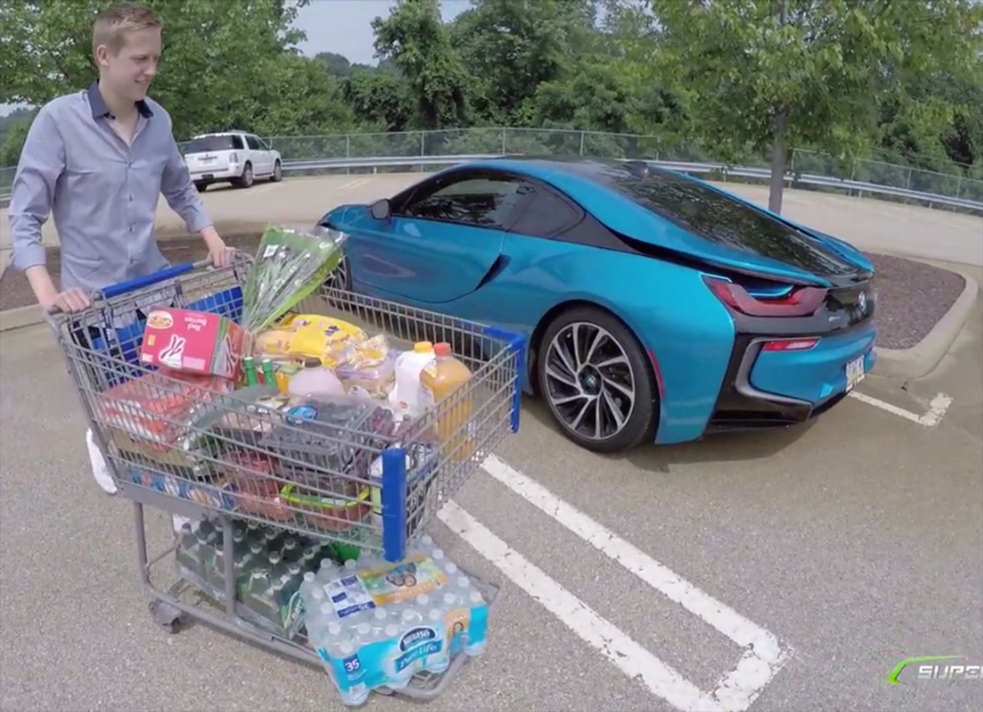 Χωράει το BMW i8 τα ψώνια της εβδομάδας; (Video)