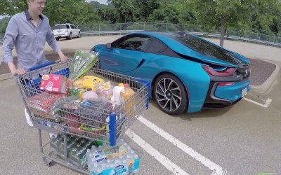 Χωράει το BMW i8 τα ψώνια της εβδομάδας; (Video)