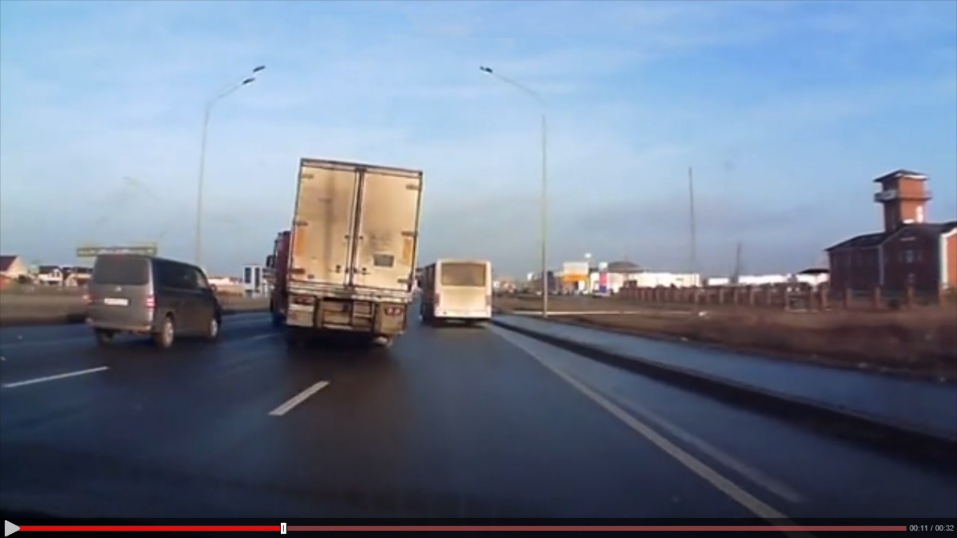 VIDEO: Στο τσακ γλίτωσε την καραμπόλα…