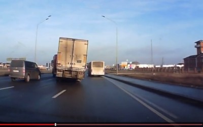 VIDEO: Στο τσακ γλίτωσε την καραμπόλα…