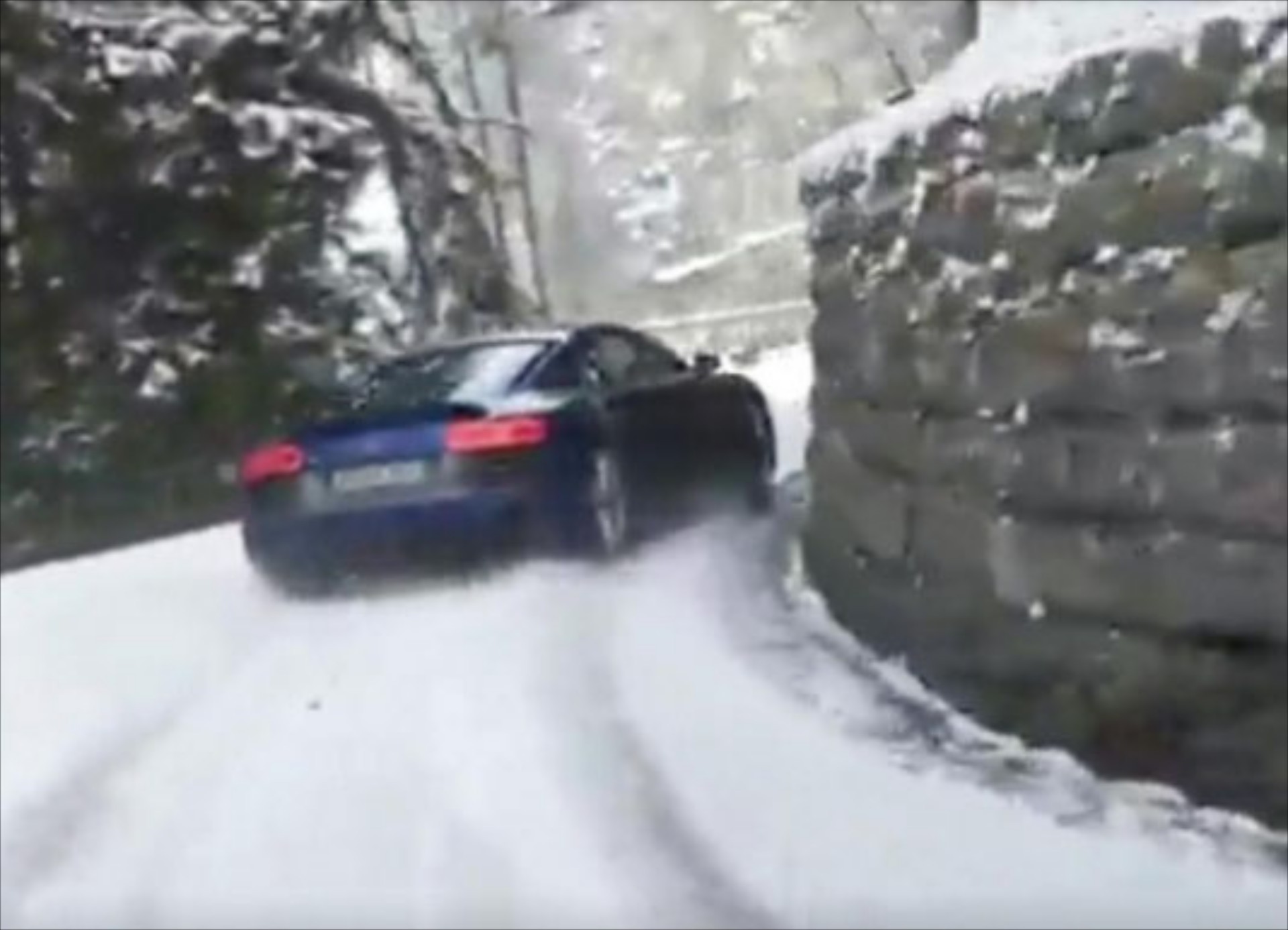 Audi R8 βιάζεται να φτάσει στο… σαλέ (Video)