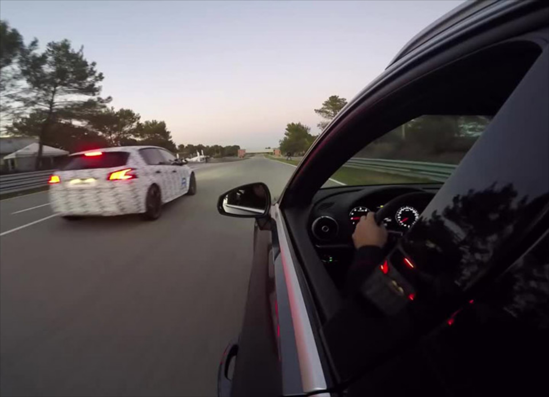 Κόντρα Peugeot 308R Hybrid vs Audi RS3 (video)