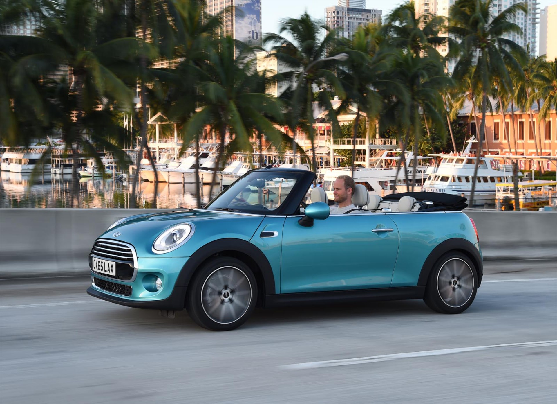 Mini Cooper Cabrio: Σου φτιάχνει τη μέρα (video)