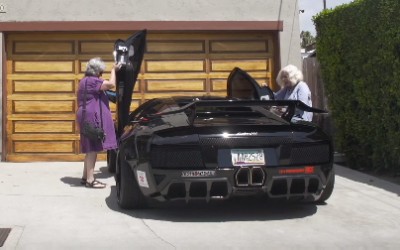 2 γιαγιάδες πάνε βόλτα με μία Lamborghini (video)
