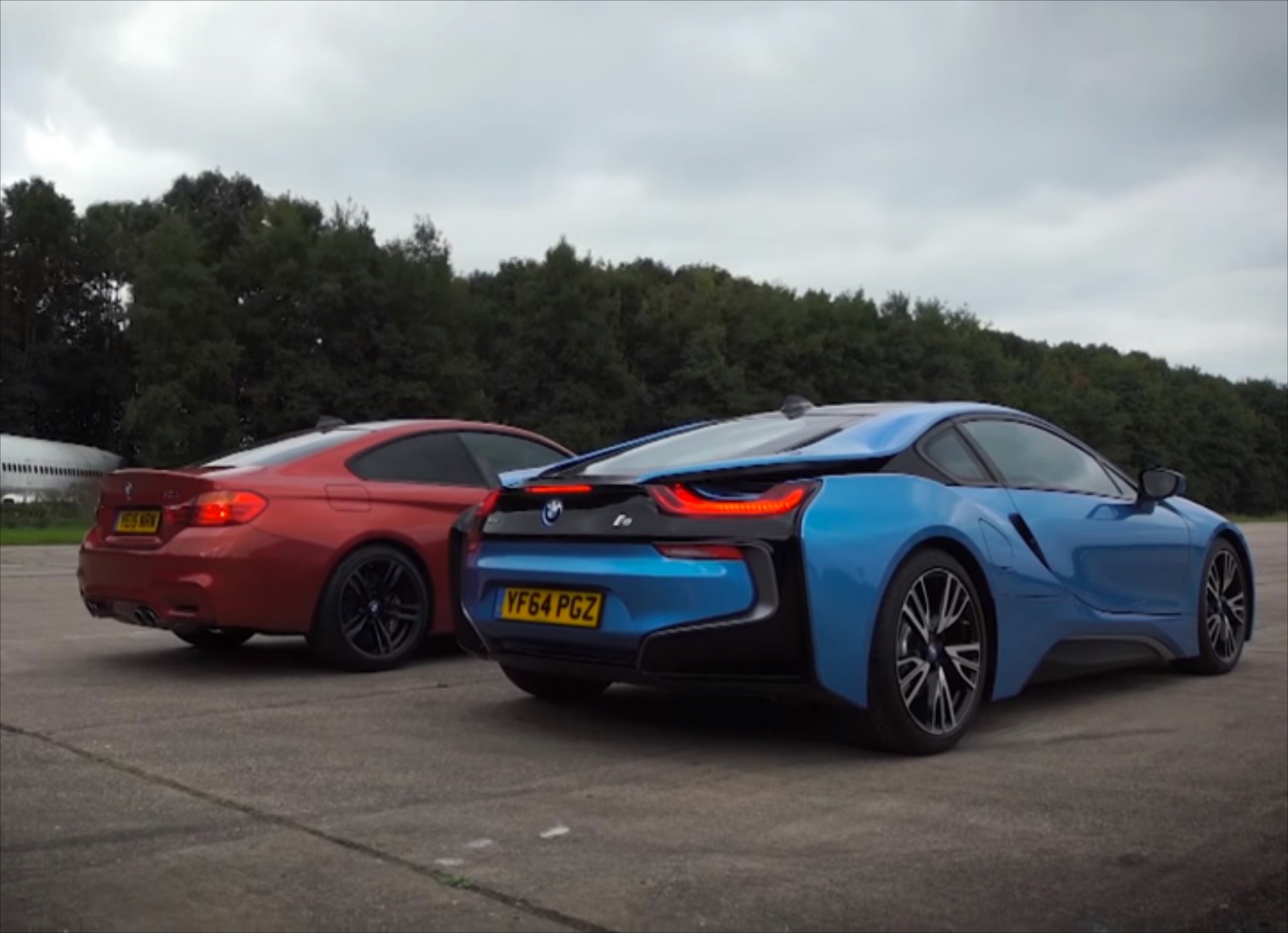 Κόντρα BMW i8 vs BMW M4 (video)