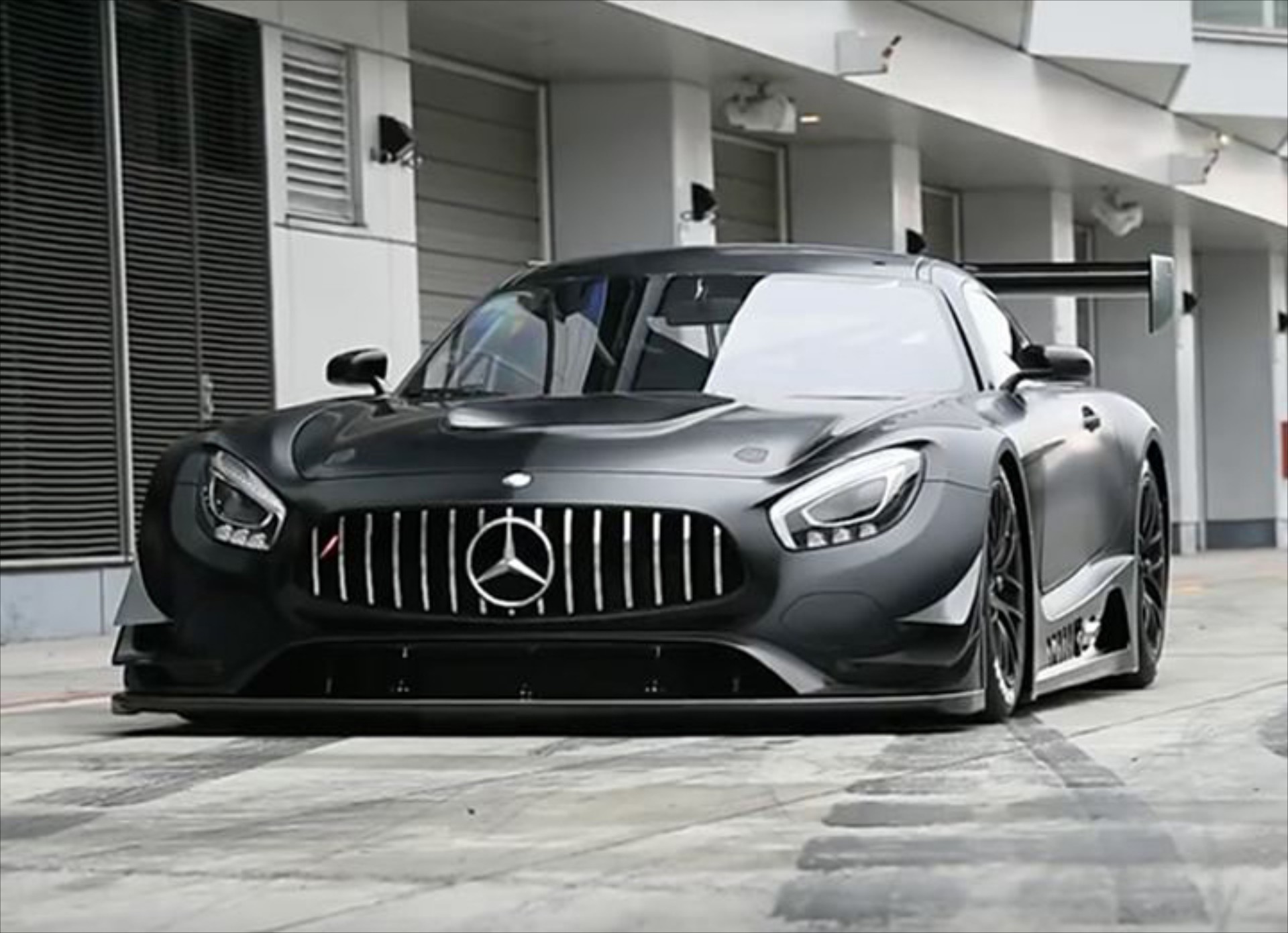 Η Mercedes-AMG GT-RR βρυχάται (video)
