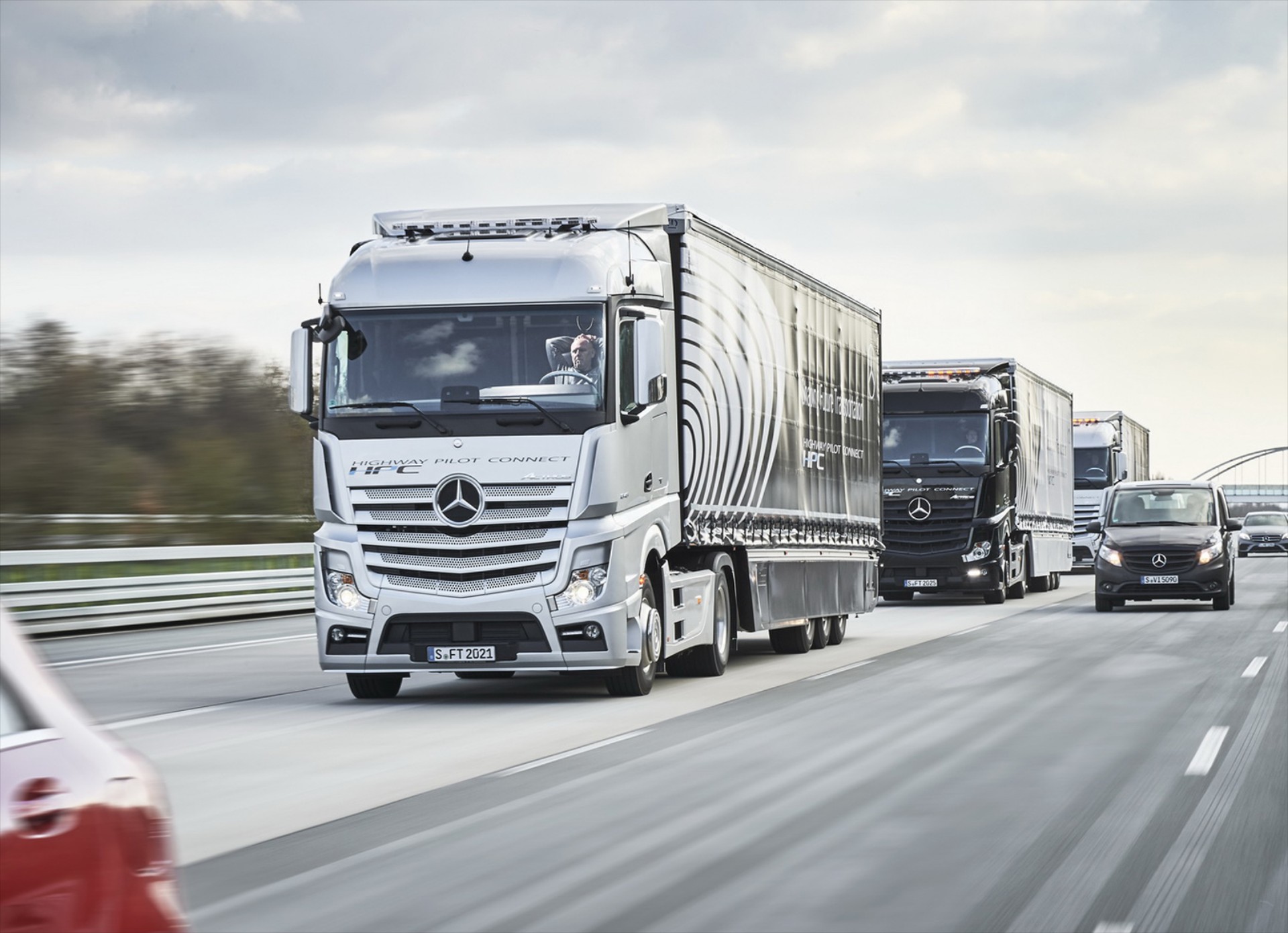 Φορτηγά της Mercedes-Benz ταξιδεύουν μόνα τους