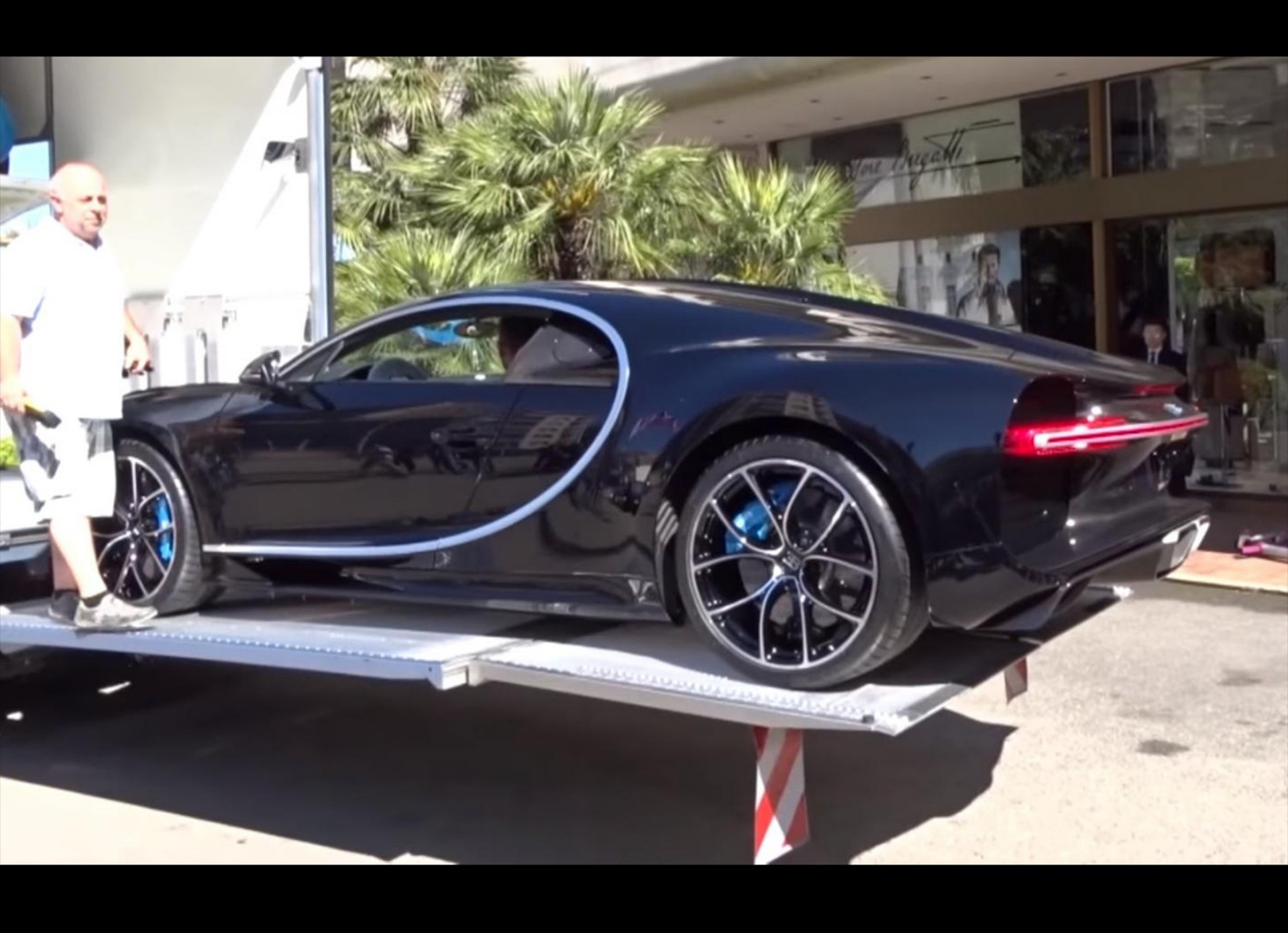 «Ξεφορτώνοντας» τη νέα Bugatti Chiron (video)