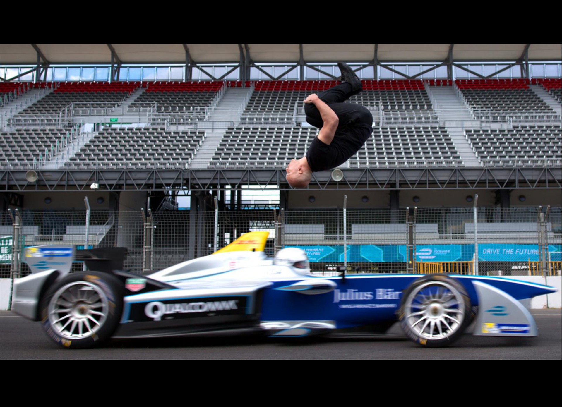 «Τυφλό» άλμα πάνω από κινούμενη Formula-e (video)