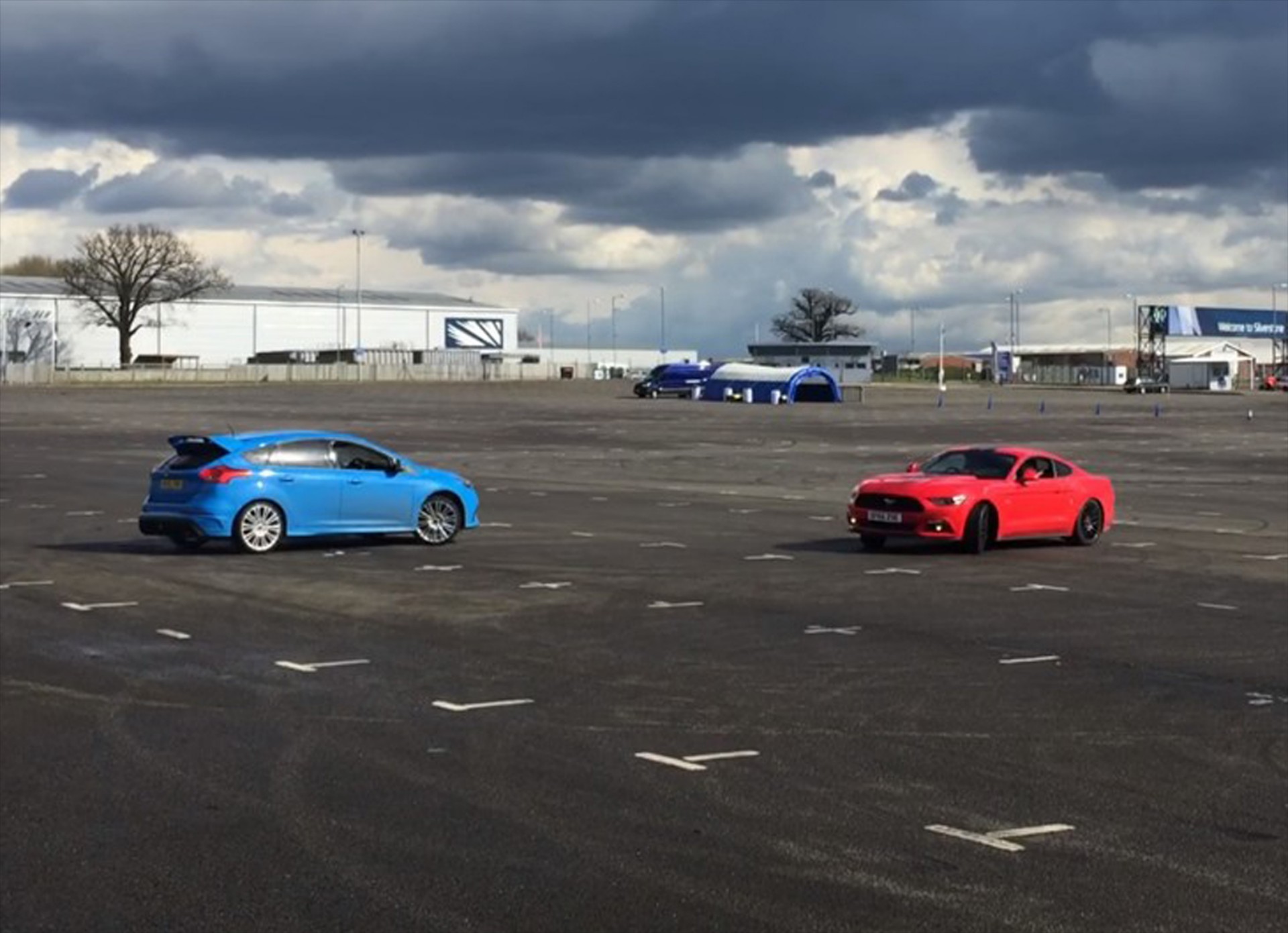 «Εμφύλια μάχη» : Mustang GT 5.0L VS Focus RS (video)