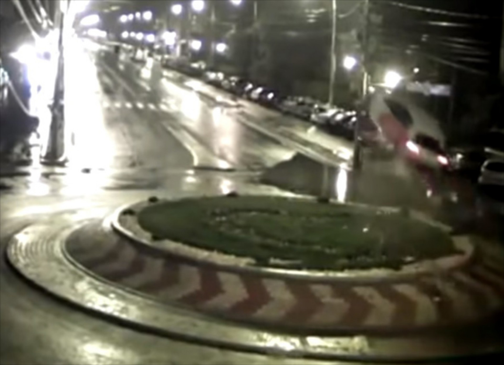 Πετώντας πάνω από μια πλατεία (video)