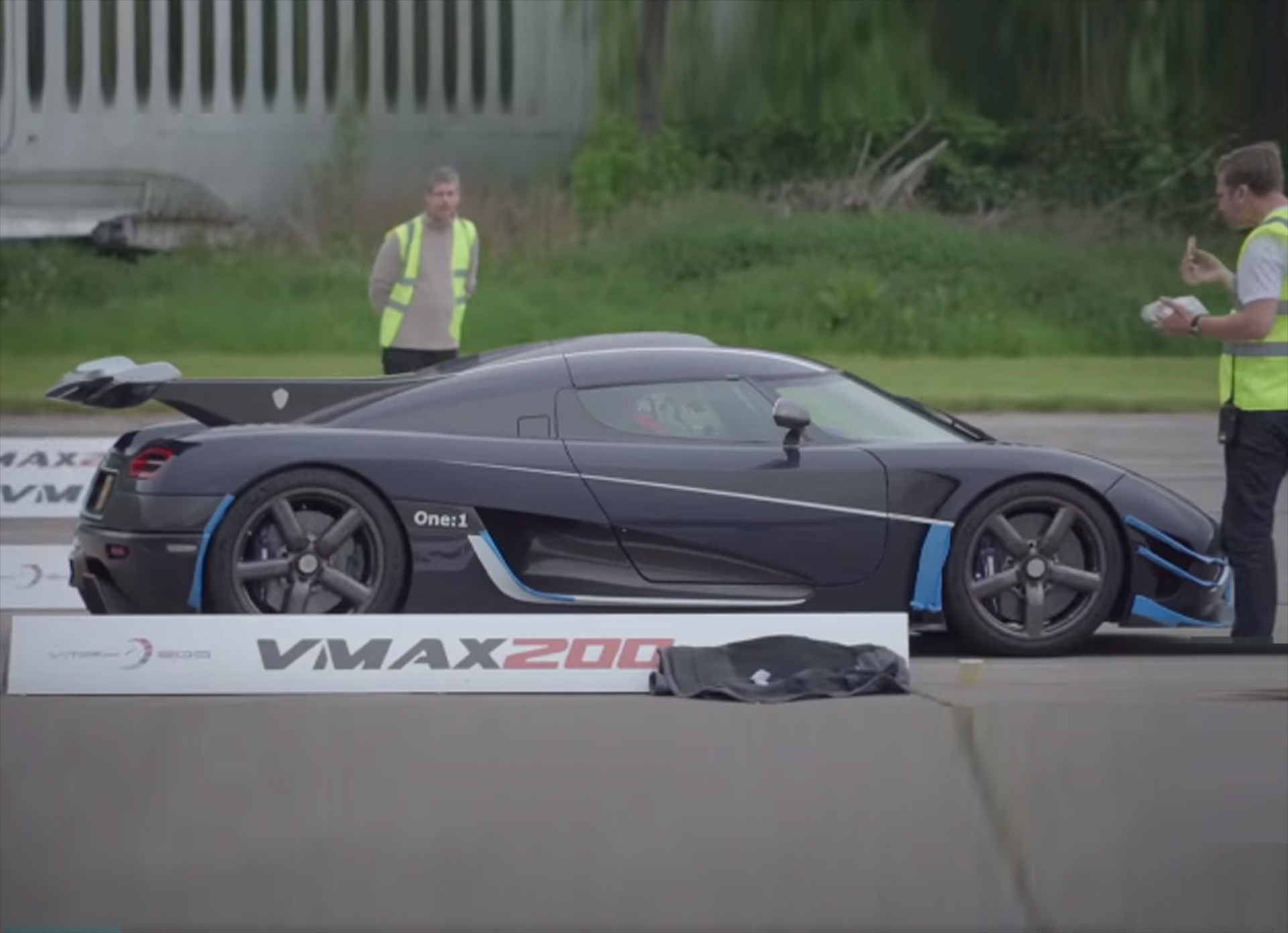 Τα 386 km/h έφτασε η Koenigsegg One:1 στην ευθεία (video)