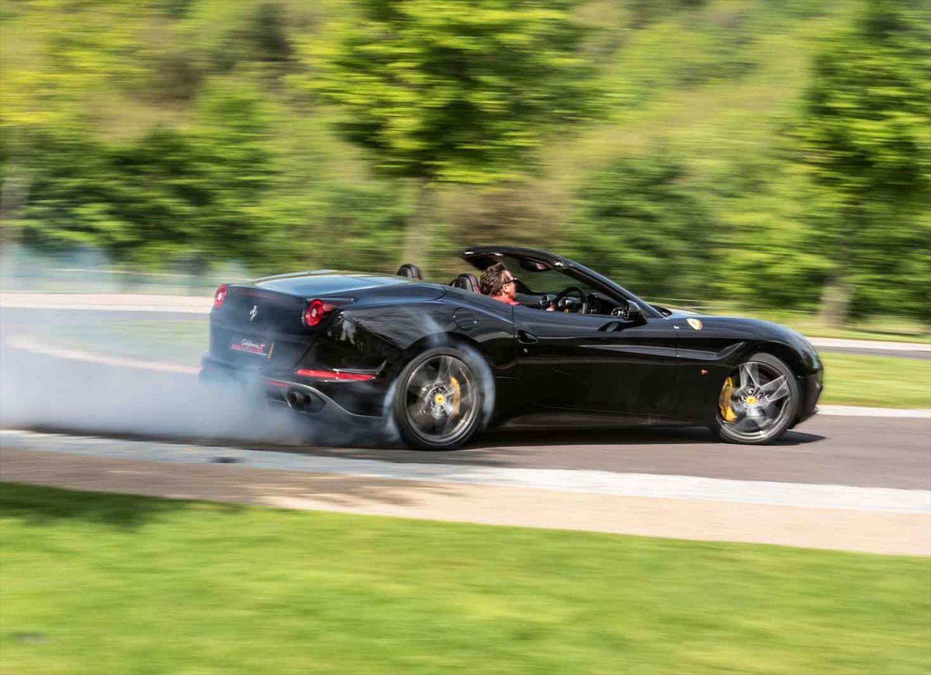 Πρωινό σερβιρισμένο τέρμα γκάζι από τη Ferrari (video)