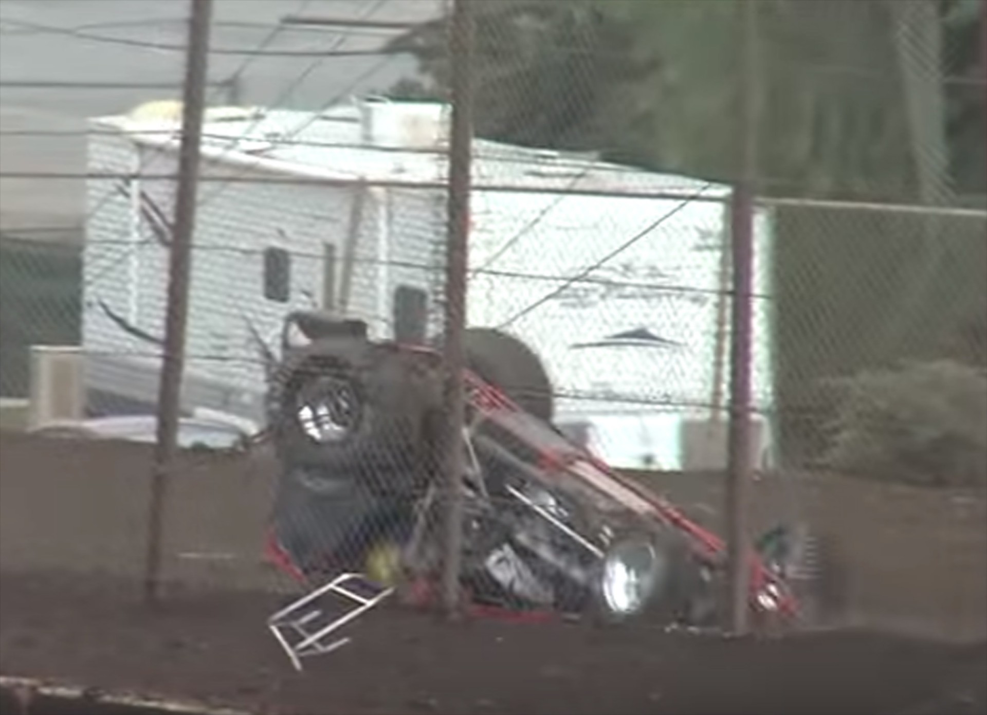 Τούμπες και… πάνω από τον φράχτη! (video)