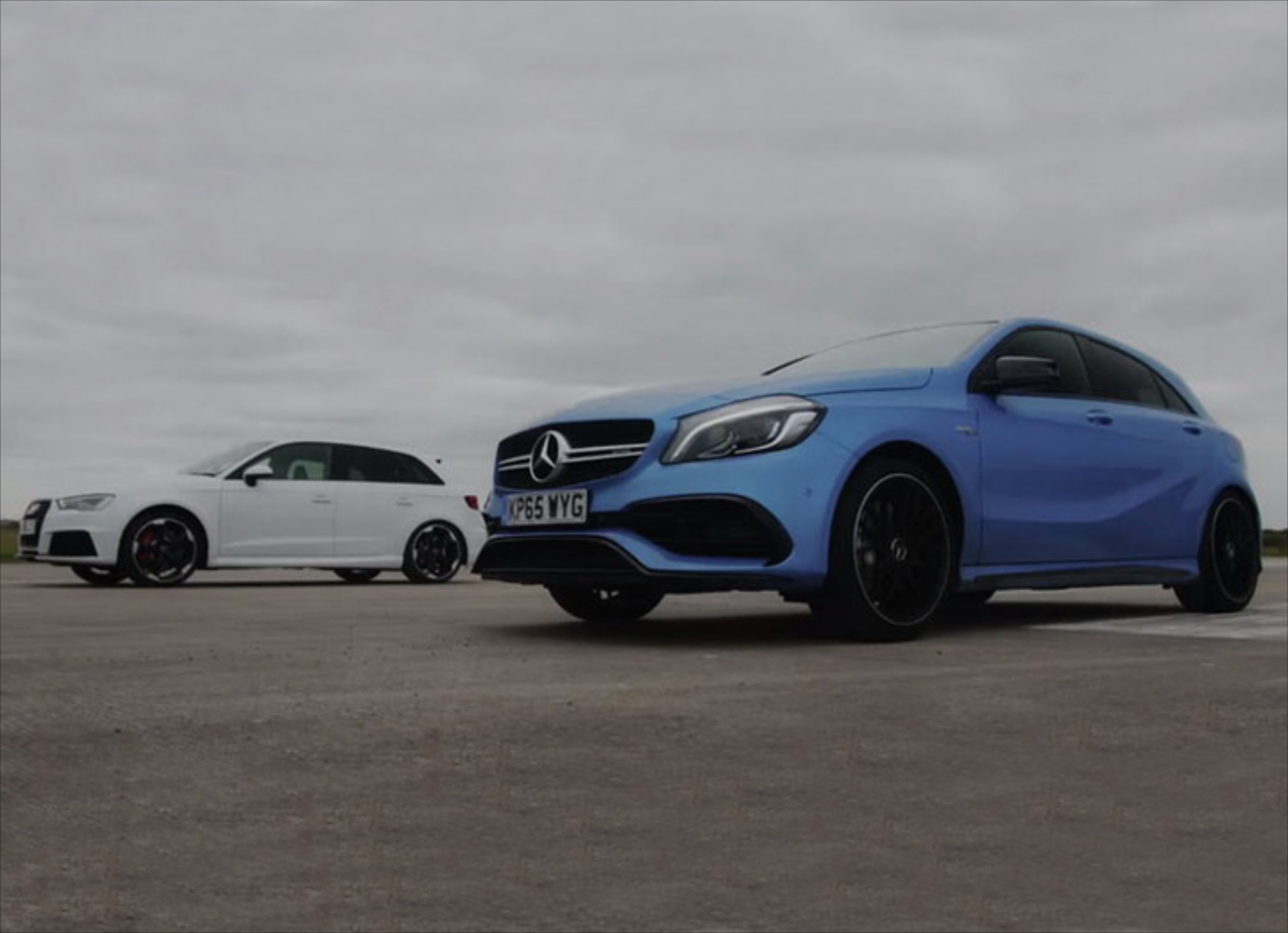 Audi RS3 vs Mercedes-AMG A45 (video)