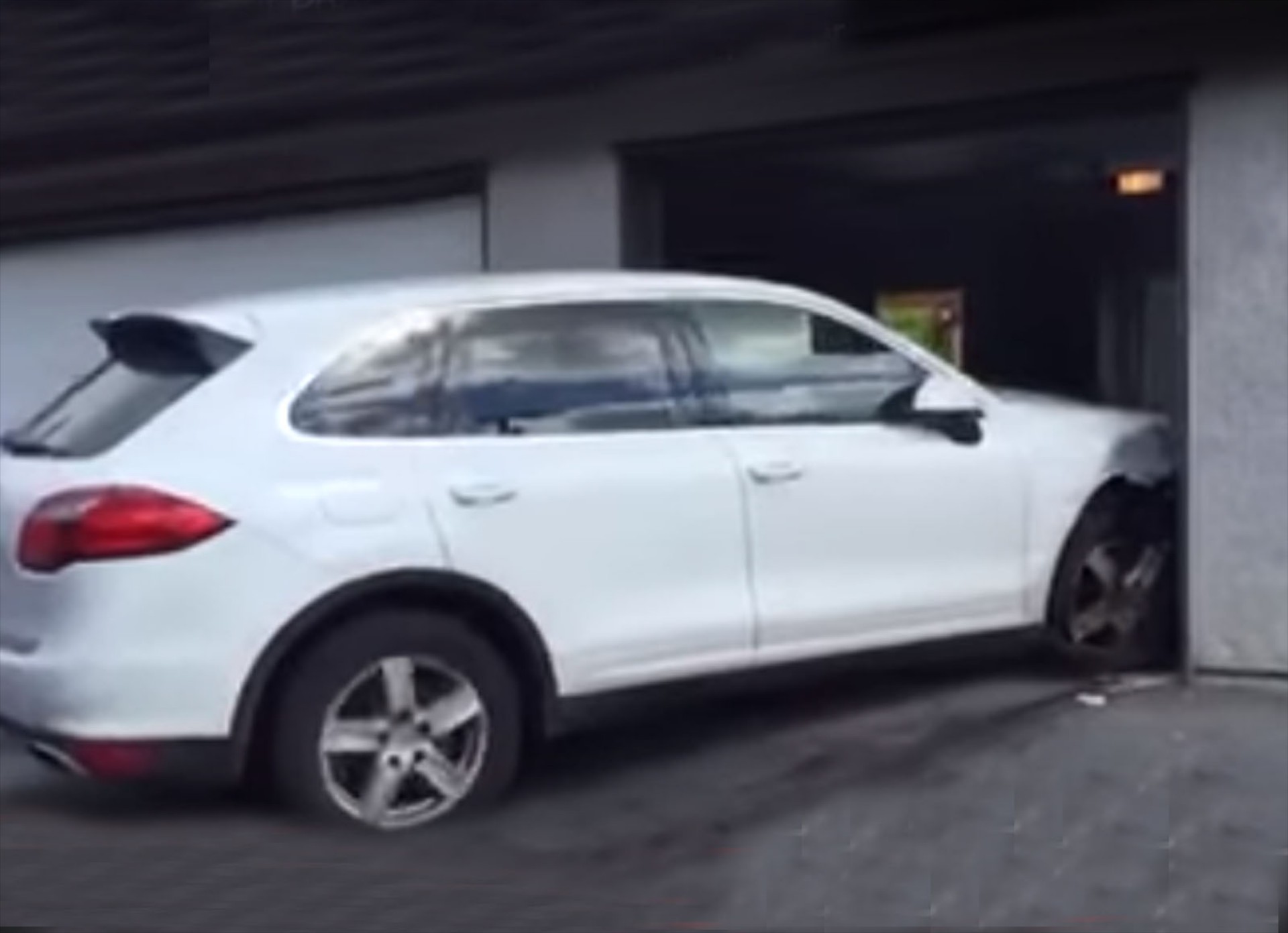 Έτσι «αποτελειώνεις» μια Porsche Cayenne (video)