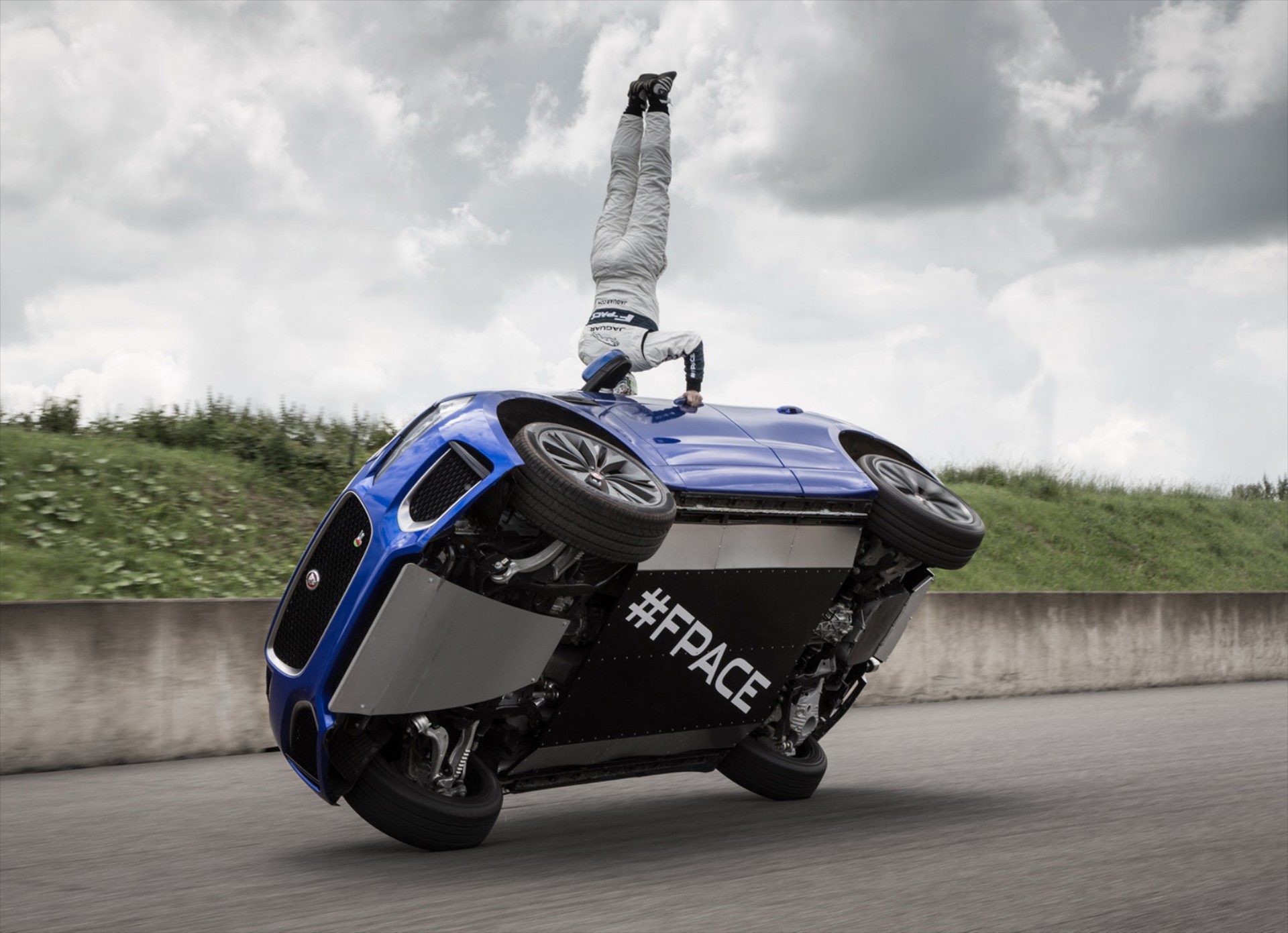 Jaguar F-Pace στις… δύο ρόδες! (video)
